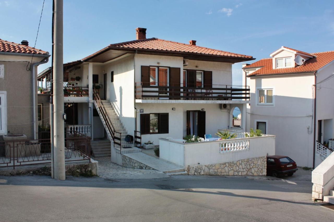 Apartments And Rooms With Parking Space Vrbnik, Krk - 5301 Dış mekan fotoğraf