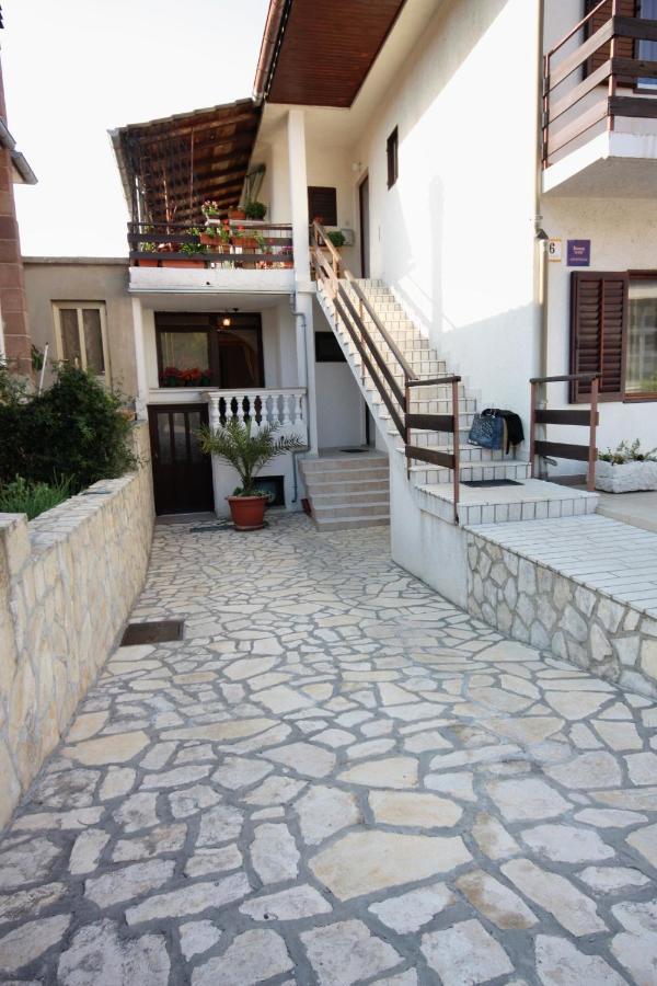 Apartments And Rooms With Parking Space Vrbnik, Krk - 5301 Dış mekan fotoğraf