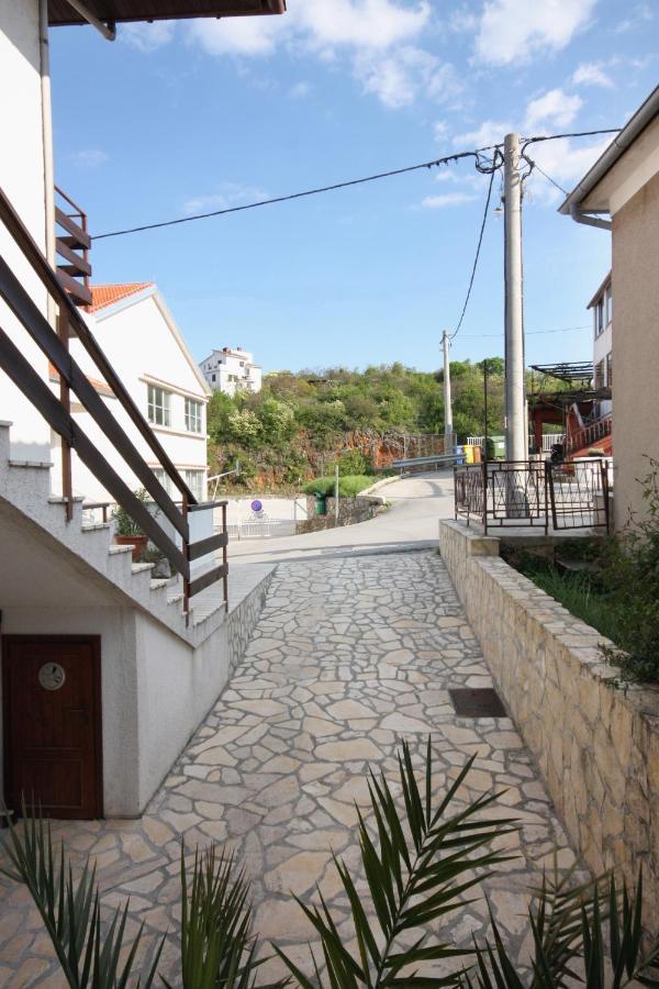 Apartments And Rooms With Parking Space Vrbnik, Krk - 5301 Dış mekan fotoğraf